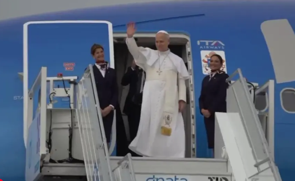 Pope Leo XIV pushes back on Donald Trump, after the US leader criticised the pontiff's comments about the war in the Middle East