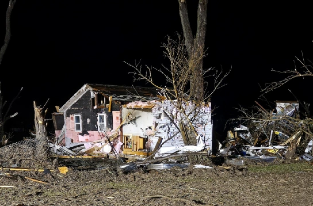 Deadly storms and tornadoes hit the US states of Michigan and Oklahoma