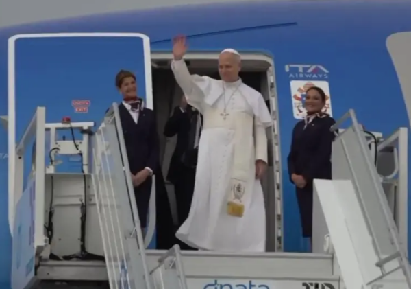 Pope Leo XIV pushes back on Donald Trump, after the US leader criticised the pontiff's comments about the war in the Middle East